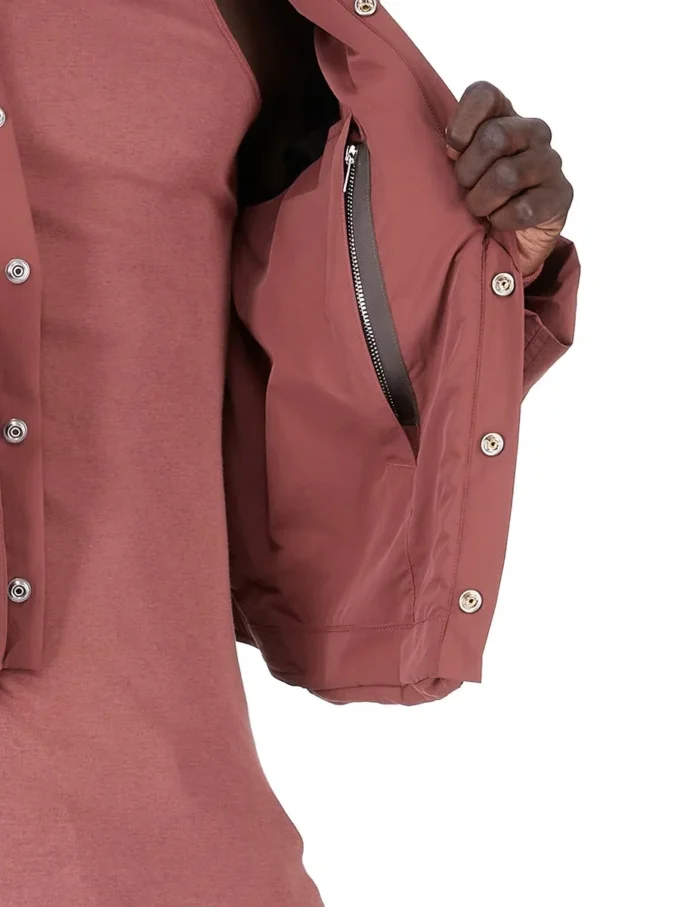 CHAQUETA CARGO CONCORDIANS FW25 DE RICK OWENS EN NYLON MATE COLOR PALISANDRO. RU02E1762MT-13 CHAQUETA CARGO CONCORDIANS FW25 DE RICK OWENS EN NYLON MATE COLOR PALISANDRO. RU02E1762MT-13